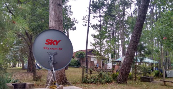 Apontando a antena no meio das árvores em Puta del Este