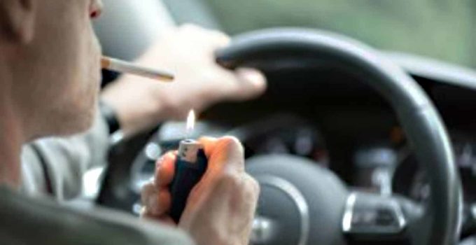 Fumar e dirigir dá multa