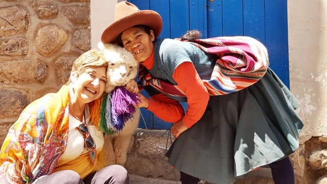 Gleidys Alpaca e india em Cusco