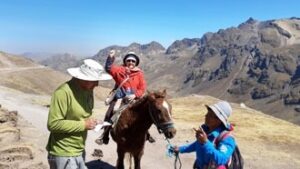 Gleidys cavalgando nas Montanhas Coloridas em Cusco