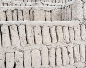 Huaca Pucllana tijolos de adobe aplicados em pe, Miraflores em Lima no Peru