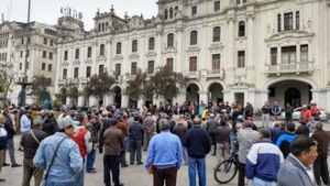 Manifestacao de trabalhadores em Lima no Peru