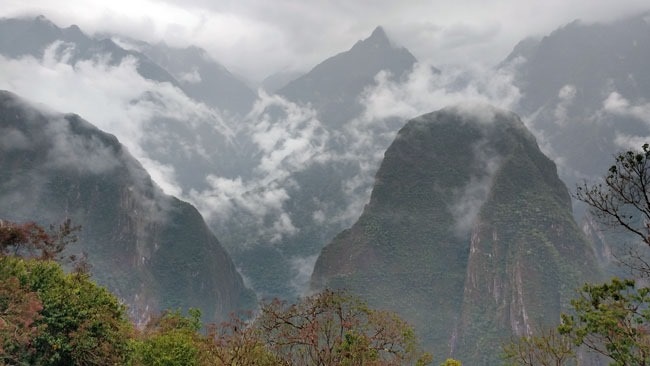 Machu Picchu cercada de montanhas