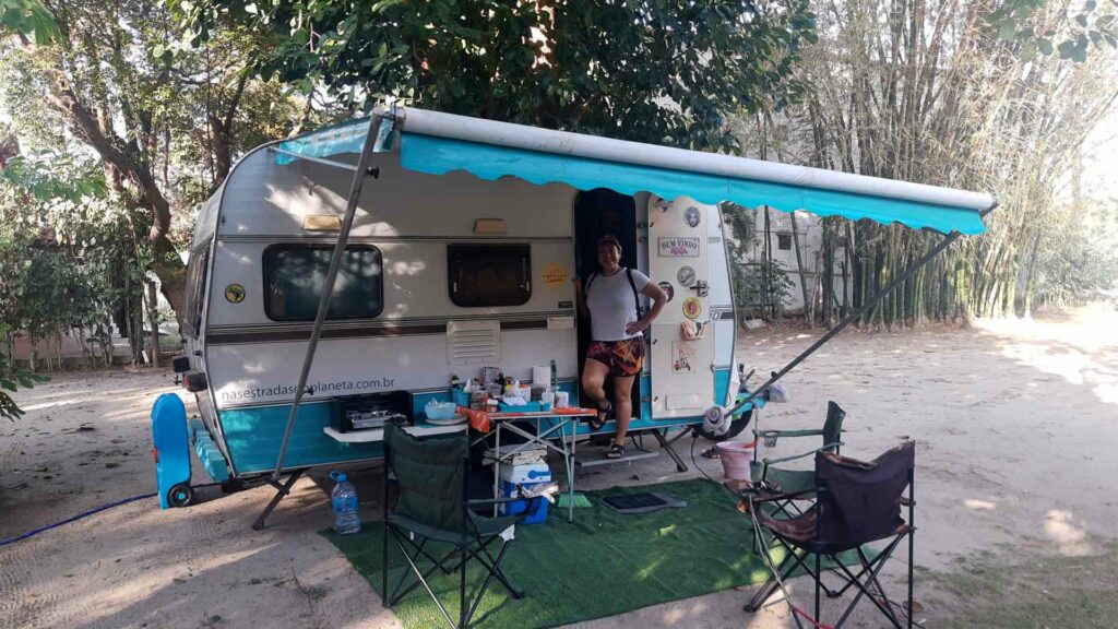 Nosso trailer Karmann Ghia 380 estacionado no Camping Retiro das Maritacas em Itaúnas - ES