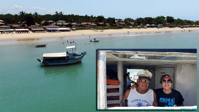 Mestre Antônio Carlos e o barco que leva os turistas de Cumuruxatiba até a Ponta do Corumbau