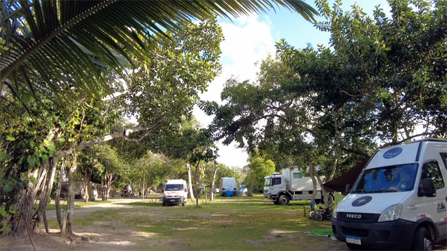 Muito espaço e vagas para veículos de recreação no Camping Mutari