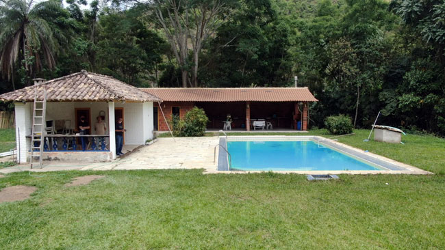 Área de lazer com piscina do Donana Camping em Itaiapava