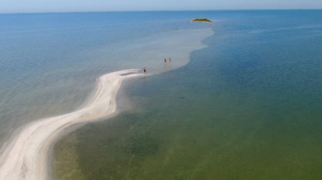 Faixa de areia que pode ser percorrida a pé até a Ilha do Boi em São Pedro da Aldeia