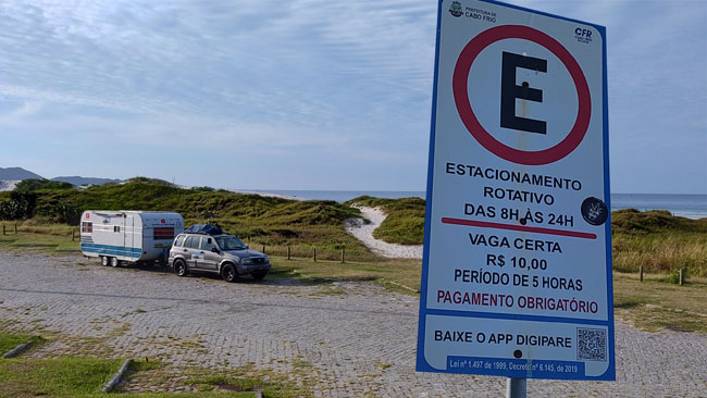 Trailer estacionado na Praia do Forte