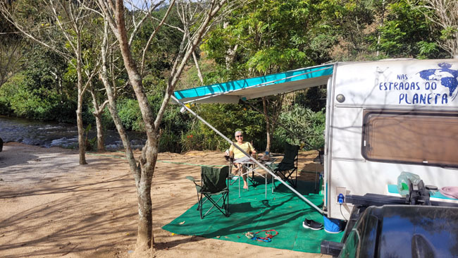Estacionados às margens do Rio Macaé no Camping Cantinho Doce