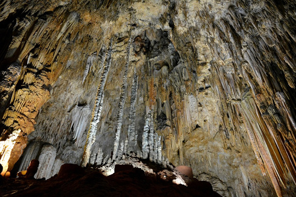 https://pixabay.com/pt/photos/caverna-estalactites-1739030/ 