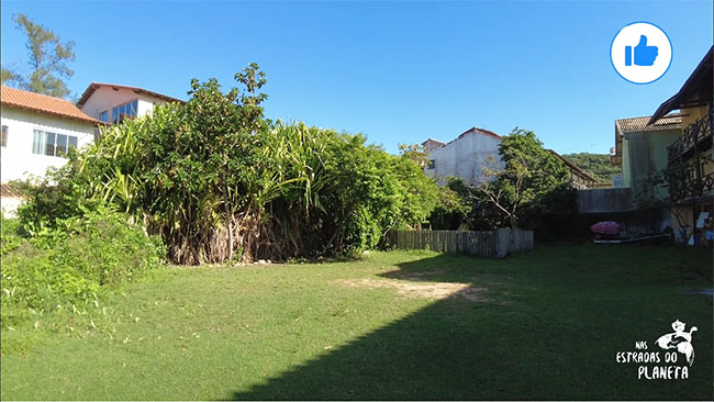 Área gramada no Rancho Peró Camping em Cabo Frio
