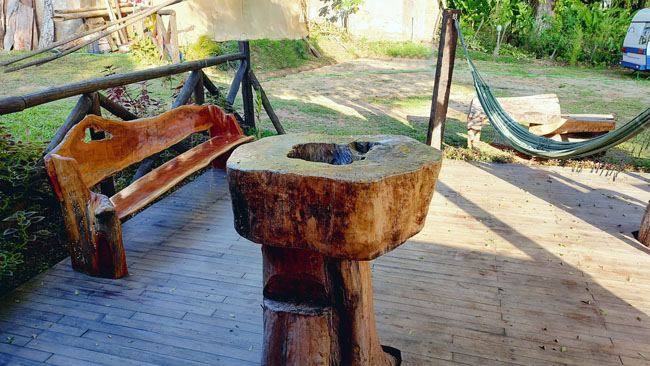móveis obtidos através do reaproveitamento de madeiras no Vô Batista Camping