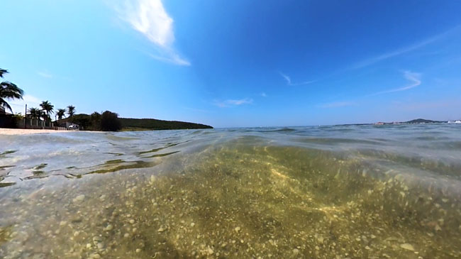 Águas transparentes, fundo de areia e conchas. Praia dos Ubás em Iguaba Grande