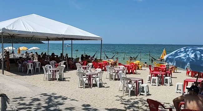 Praia dos Ubás em Iguaba Grande - quiosque de serviços